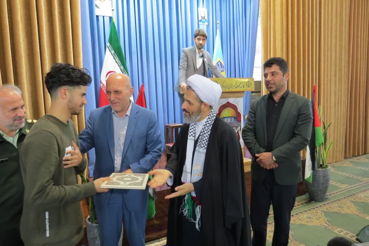 تجلیل از ورزشکار فریدونکناری در حاشیه نماز جمعه روز قدس